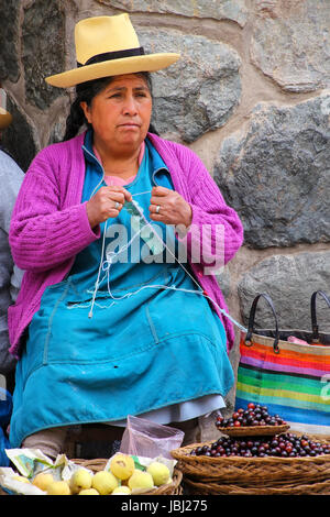 Tricot femme local sur le marché de Huancayo, au Pérou. Ollantaytambo est le domaine royal de l'Empereur Pachacuti qui ont conquis la région. Banque D'Images