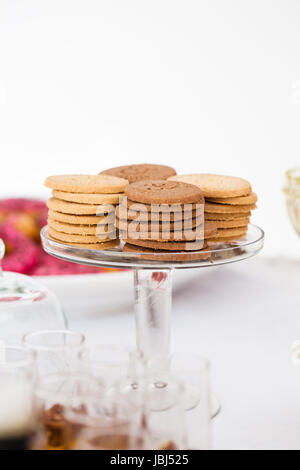 Libre de quatre piles de biscuit sec sur verre servant stand Banque D'Images