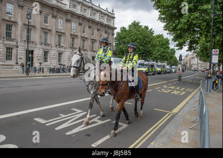Downing Street, London, UK. 9 juin, 2017. Police sécurité dans Whitehall un jour après l'élection générale Banque D'Images