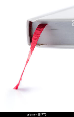Livre avec un signet rouge au début du volume. Isoler sur blanc. Banque D'Images