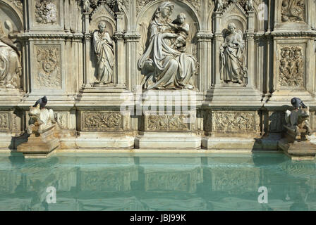 La Fonte Gaia est une fontaine monumentale situé dans la Piazza del Campo dans le centre de Sienne, Italie. Banque D'Images