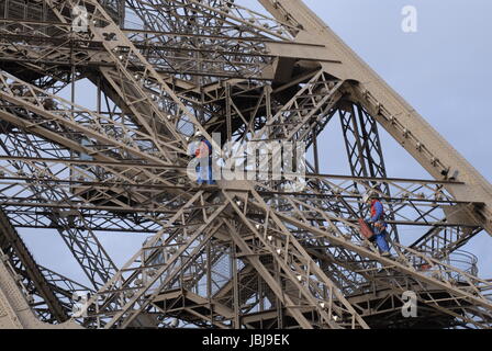 Les TRAVAILLEURS SUR LE CONTRÔLE DE LA TOUR EIFFEL FEUX FLASH © Frédéric Beaumont Banque D'Images