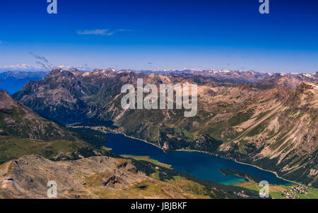 Silsersee Mountainlake près de Saint-moritz, vu de Corvatsch dans la Bernina de montagnes à 3303m. Corvatsch, Engadine, Grisons, Suisse Banque D'Images