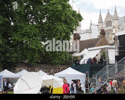 Londres, Royaume-Uni - Juin 09, 2017 : la presse et les équipes de télévision dans l'Université de Westminster vert juste en face de la Maison du Parlement, le jour suivant le 8 juin ge Banque D'Images