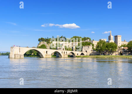 Une vue sur la ville médiévale et les quatre autres arches de pont d'Avignon, le pont Saint-Bénézet du Rhône, Avignon, France Banque D'Images