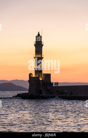 Coucher du soleil sur le phare de La Canée, à l'entrée du port vénitien de La Canée, Crète, Grèce Banque D'Images