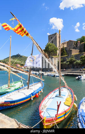 Le Château Royal avec vue sur les bateaux traditionnels dans le petit port de Collioure, Côte Vermeille, France Banque D'Images