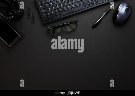 Clavier de l'ordinateur et de la souris avec les fournitures de bureau à bureau gris Banque D'Images