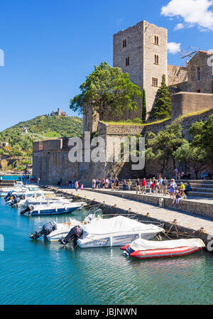 Le Château Royal donnant sur le petit port de Collioure, Côte Vermeille, France Banque D'Images