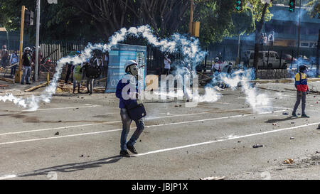 Les forces de sécurité de bloquer des manifestants anti-gouvernement au milieu des gaz lacrymogènes à Caracas, Venezuela, le mercredi 24 mai, 2017. Des manifestants anti-gouvernement se sont affrontés w Banque D'Images