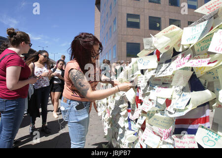 Les gens d'écrire un message et de condoléances sur le mur à London Bridge à Londres le 10 juin 2017 pour ceux qui ont perdu la vie dans le London Bridge la terreur Banque D'Images