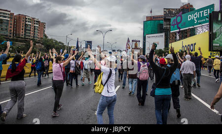 En ce jeudi 13 avril, 2017 photo, un manifestant portant un masque à gaz de fortune façonné avec la tête d'un ours, prend part à un anti-gov Banque D'Images