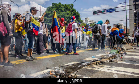 Les manifestants qui protestaient contre le gouvernement du président Nicolas Maduro -pour la cinquième fois en semaine, en conflit avec la police anti-émeute à Caracas le Apri Banque D'Images