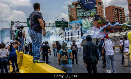 Les manifestants qui protestaient contre le gouvernement du président Nicolas Maduro -pour la cinquième fois en semaine, en conflit avec la police anti-émeute à Caracas le Apri Banque D'Images