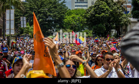 Les manifestants qui protestaient contre le gouvernement du président Nicolas Maduro -pour la cinquième fois en semaine, en conflit avec la police anti-émeute à Caracas le Apri Banque D'Images