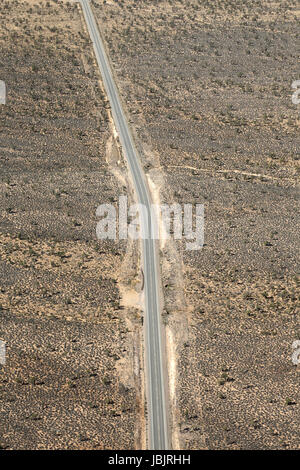 Einsame Straße durch die dans Ancien Wüste, Nevada, USA Banque D'Images