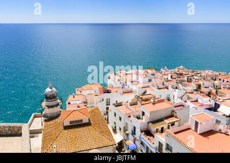 Vues de la Mer des Baléares entourant la péninsule de la vieille ville et le phare du château de Peniscola, Castellon, Espagne Banque D'Images