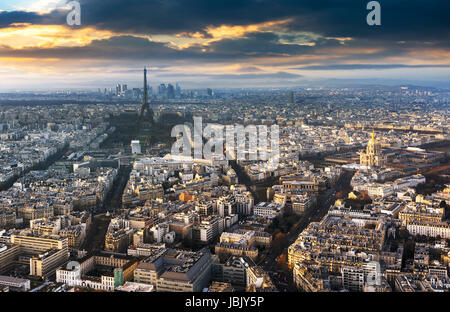 Vue sur la Tour Eiffel au coucher du soleil à partir de la Tour Montparnasse, Paris. Banque D'Images