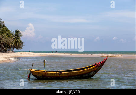 Bateau de pêche sur la plage de Gi - Viet Nam Banque D'Images