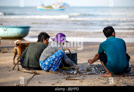 Vente de poissons sur la plage Fisherman Banque D'Images