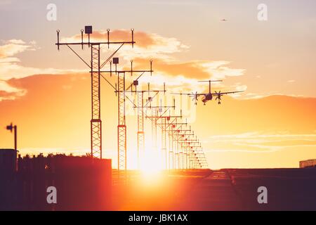 Avion à l'atterrissage à l'incroyable coucher du soleil. Prague, République Tchèque Banque D'Images