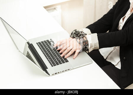 Photo de femme enchaînée de taper au clavier Banque D'Images