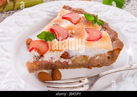 Gâteaux à la rhubarbe avec la meringue et amandes Banque D'Images