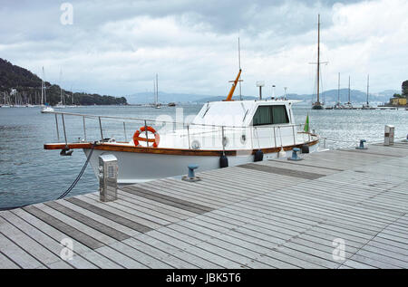 Bateau de pêche dans le port de Le Grazie près de la Spezia Banque D'Images