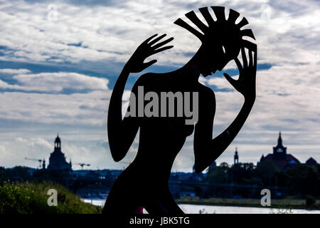 Silhouette de sculpture de métal sur la rive de l'Elbe, dans l'arrière-plan avec panorama, Frauenkirche de Dresde, Saxe, Allemagne, Europe Banque D'Images