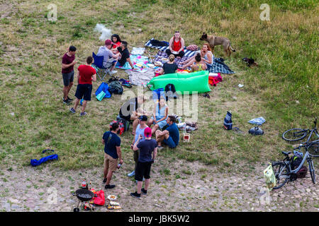 Les gens font un pique-nique sur la rive de l'Elbe, Dresde, Allemagne Banque D'Images