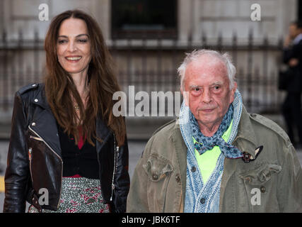 Photographe, David Bailey, et sa femme Catherine Dyer au VIP aperçu de la Royal Academy show de l'été 2017 Banque D'Images