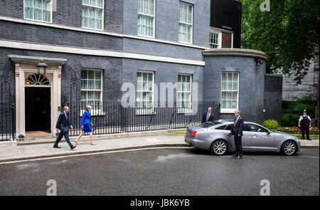 Premier Ministre, Theresa May, laisse 10 Downing street avec son mari, Philippe, de demander une audience avec Sa Majesté la Reine Elizabeth II. Banque D'Images