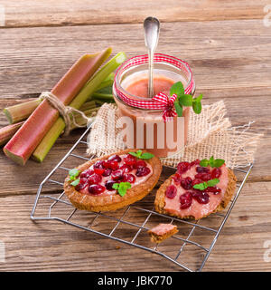 Tartelette rhubarbe avec canneberge Banque D'Images