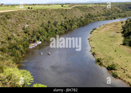 Vue sur la rivière Chavon avec touirstic bateaux chez Alto de Chavon, La Romana, République dominicaine, d'Hispaniola Banque D'Images