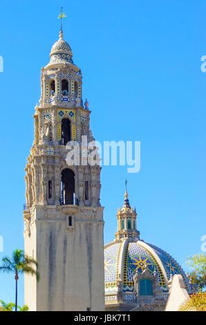 Le mafnificent Californie Bell Tower et le dôme à l'entrée de Balboa Park à San Diego, États-Unis d'Amérique. Une coupole en tuiles colorées et de la tour baroque Churrigueresque, plateresque, rococo, l'architecture américaine. Banque D'Images