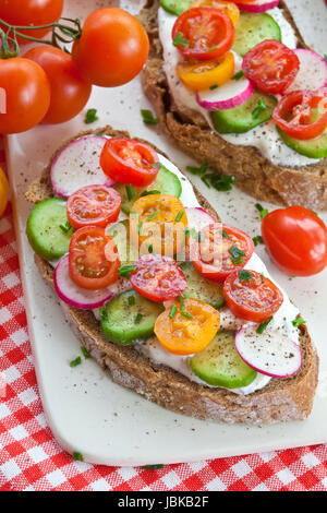 Brot mit frischen Tomaten und Quark, Gurken und Radieschen Banque D'Images