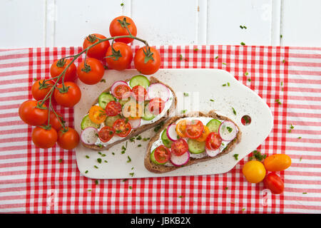 Brot mit frischen Tomaten und Quark, Gurken und Radieschen Banque D'Images