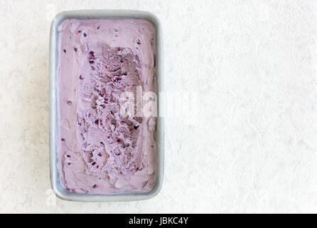 Blueberry fait maison La crème glacée dans des contenants en métal sur fond de marbre blanc avec beaucoup d'espace de copie. Banque D'Images