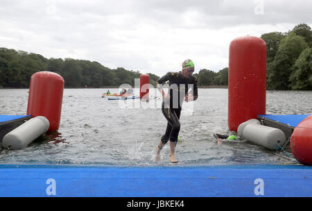 Vue générale de concurrents comme ils sortir de l'eau dans l'élite de la race des femmes au cours de la Colombie-Britannique Threadneedle World Triathlon Leeds. Banque D'Images