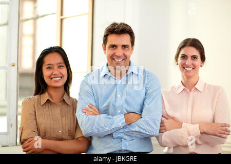 Portrait d'enterpreneur team crossing leurs mains et vous sourit en se tenant sur le fond closeup Banque D'Images