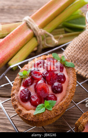 Tartelette rhubarbe avec canneberge Banque D'Images