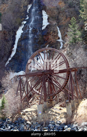 Le Charlie Tayler Waterwheel avec chute d'eau du voile nuptiale dans l'arrière-plan en bas de la montagne en cascade du ruisseau Clair River un jour de printemps. Banque D'Images