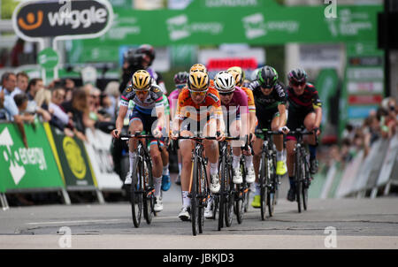 Vue générale de concurrents au début de la scène londonienne du Women's Tour of Britain. Banque D'Images