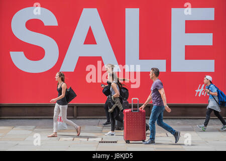L'incertitude des Brexit et maintenant l'élection signifie la confiance des consommateurs est relativement faible - d'où les ventes sont sur dans de nombreuses boutiques de la Regent Street et Oxford Street magasins - Londres, 11 juin 2017 Banque D'Images