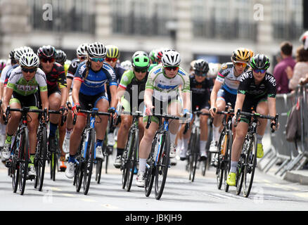 Vue générale de concurrents au début de la scène londonienne du Women's Tour of Britain. Banque D'Images