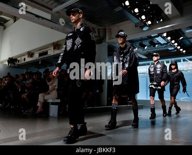 Modèles sur le podium lors de la London Fashion Week Catwalk KTZ Men's Juin 2017 show qui a eu lieu à la BFC Show Space, Londres. Banque D'Images