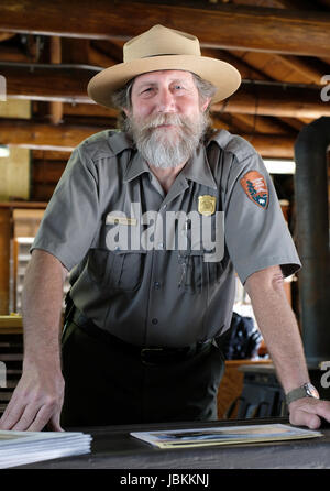 National Park Ranger, Boyd Tippets donne une chaleureuse bienvenue aux visiteurs à l'entrée nord-est du Parc National de Yellowstone, Wyoming, USA. Banque D'Images