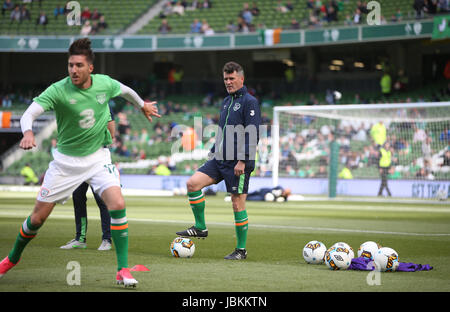 République d'Irlande gestionnaire adjoint Roy Keane (à droite) montres en République d'Irlande est Stephen Ward se réchauffe avant la Coupe du Monde FIFA 2018, GROUPE D match de qualification à l'Aviva Stadium de Dublin. Banque D'Images