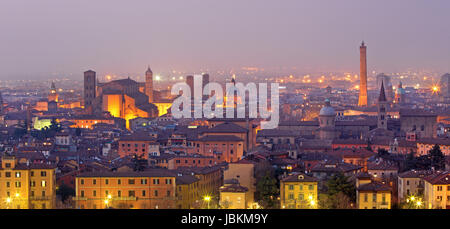 Bologna - Outlook pour la vieille ville de Bologne, à partir de l'église San Michele in Bosco à soir crépuscule Banque D'Images