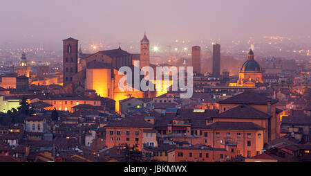 - Bologne Bologne à Outlook vieille ville et de la cathédrale San Petronio à partir de l'église San Michele in Bosco à soir crépuscule Banque D'Images